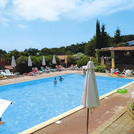 Apartment Family In With Pool Guardistallo